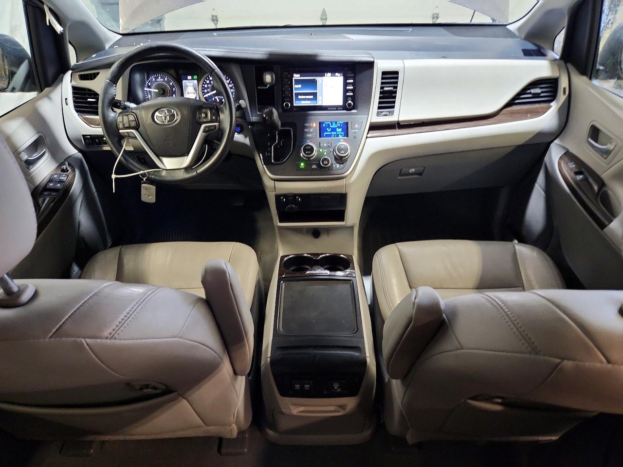 2020 TOYOTA SIENNA XLE photo 8