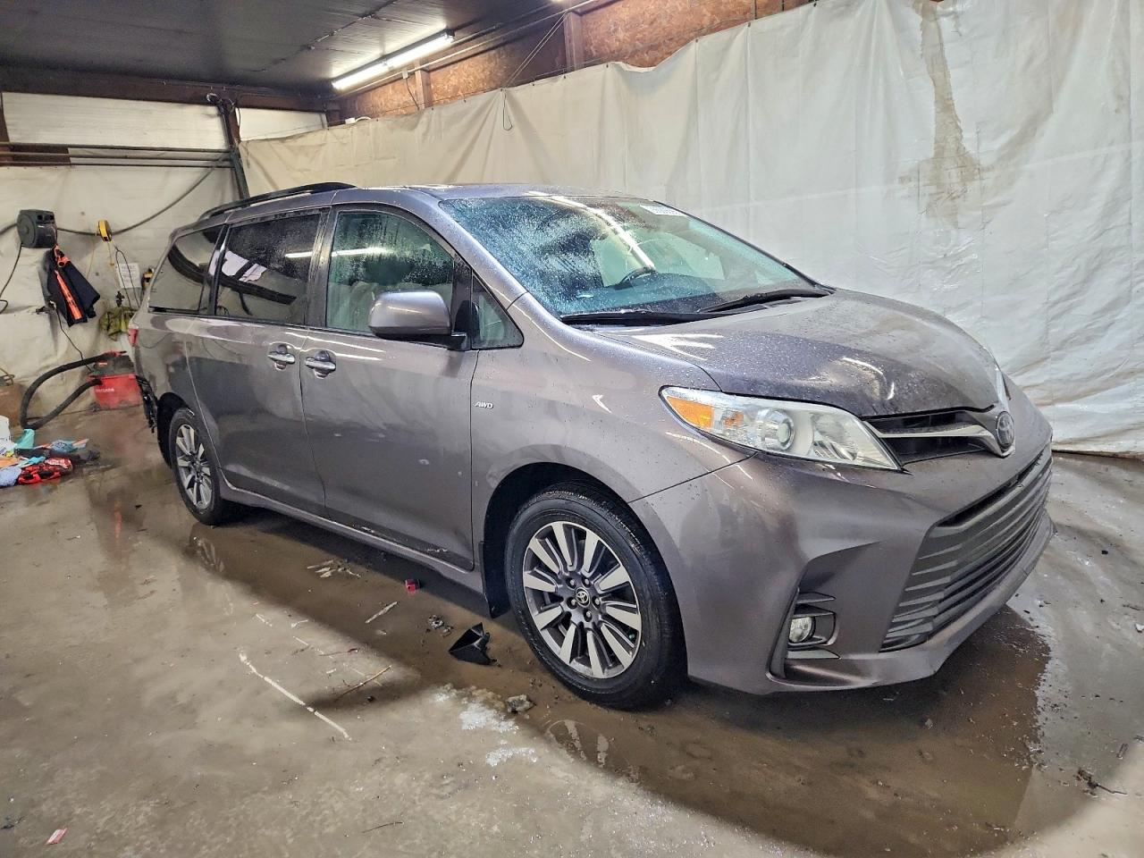 2020 TOYOTA SIENNA XLE photo 4