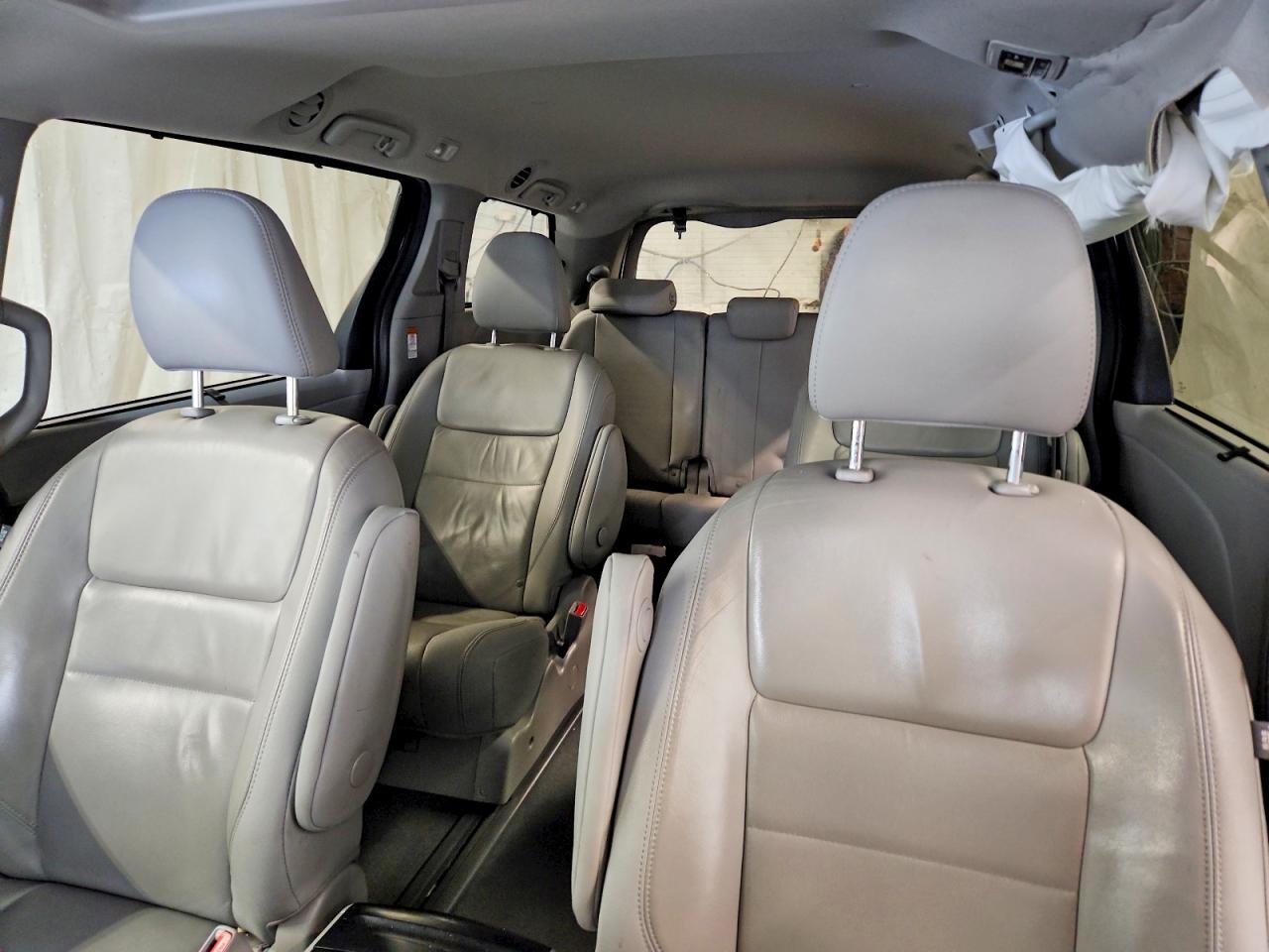 2020 TOYOTA SIENNA XLE photo 10