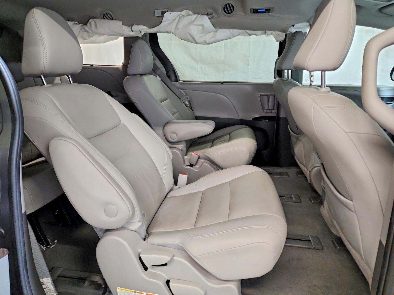 2020 TOYOTA SIENNA XLE photo 11
