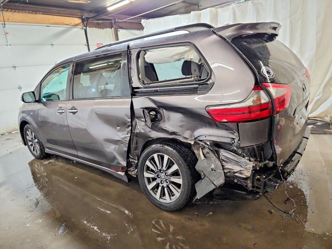 2020 TOYOTA SIENNA XLE photo 2