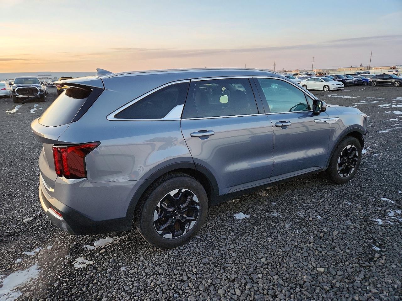 2024 KIA SORENTO S photo 3