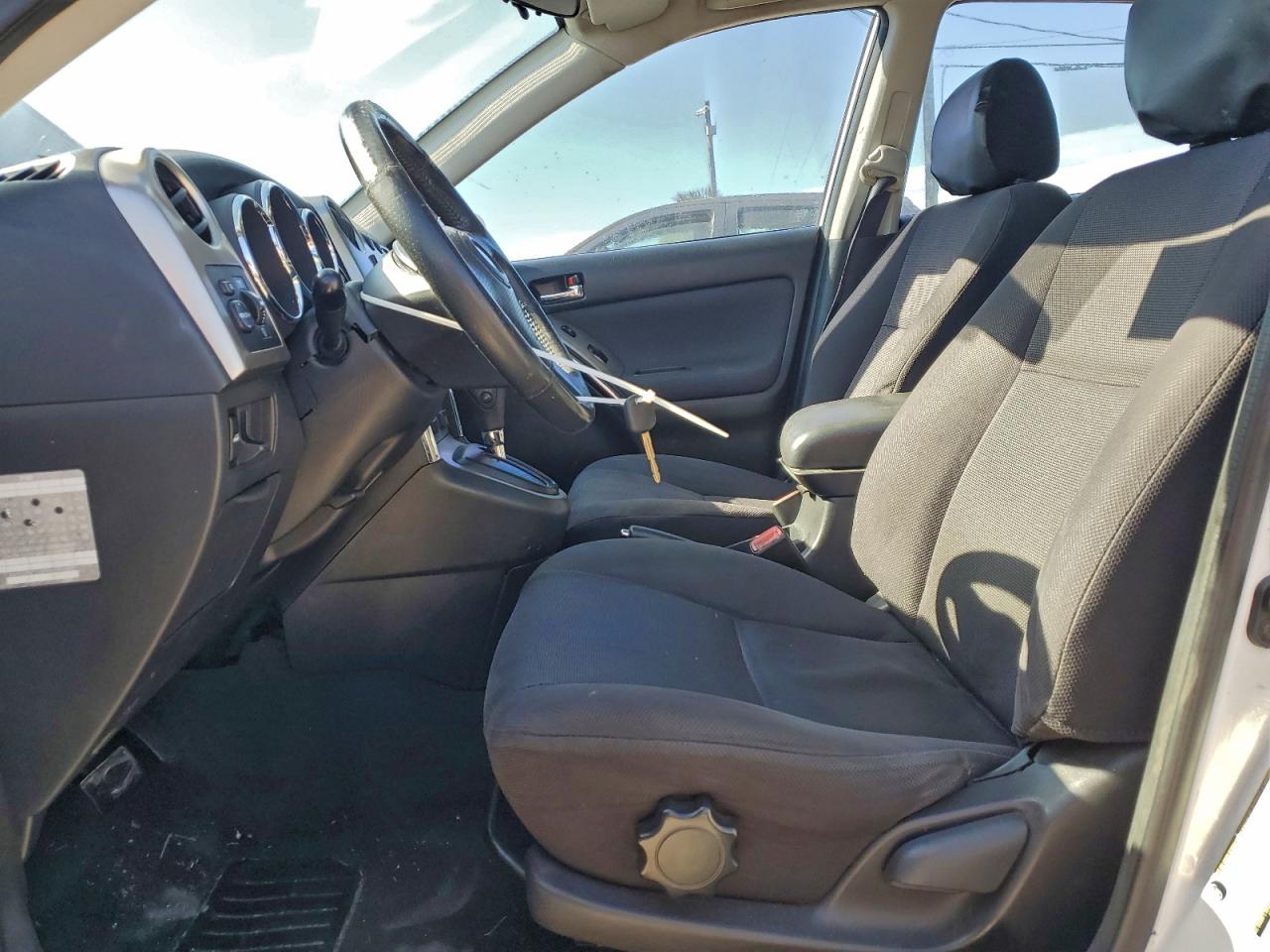 2004 TOYOTA COROLLA MATRIX XR photo 7