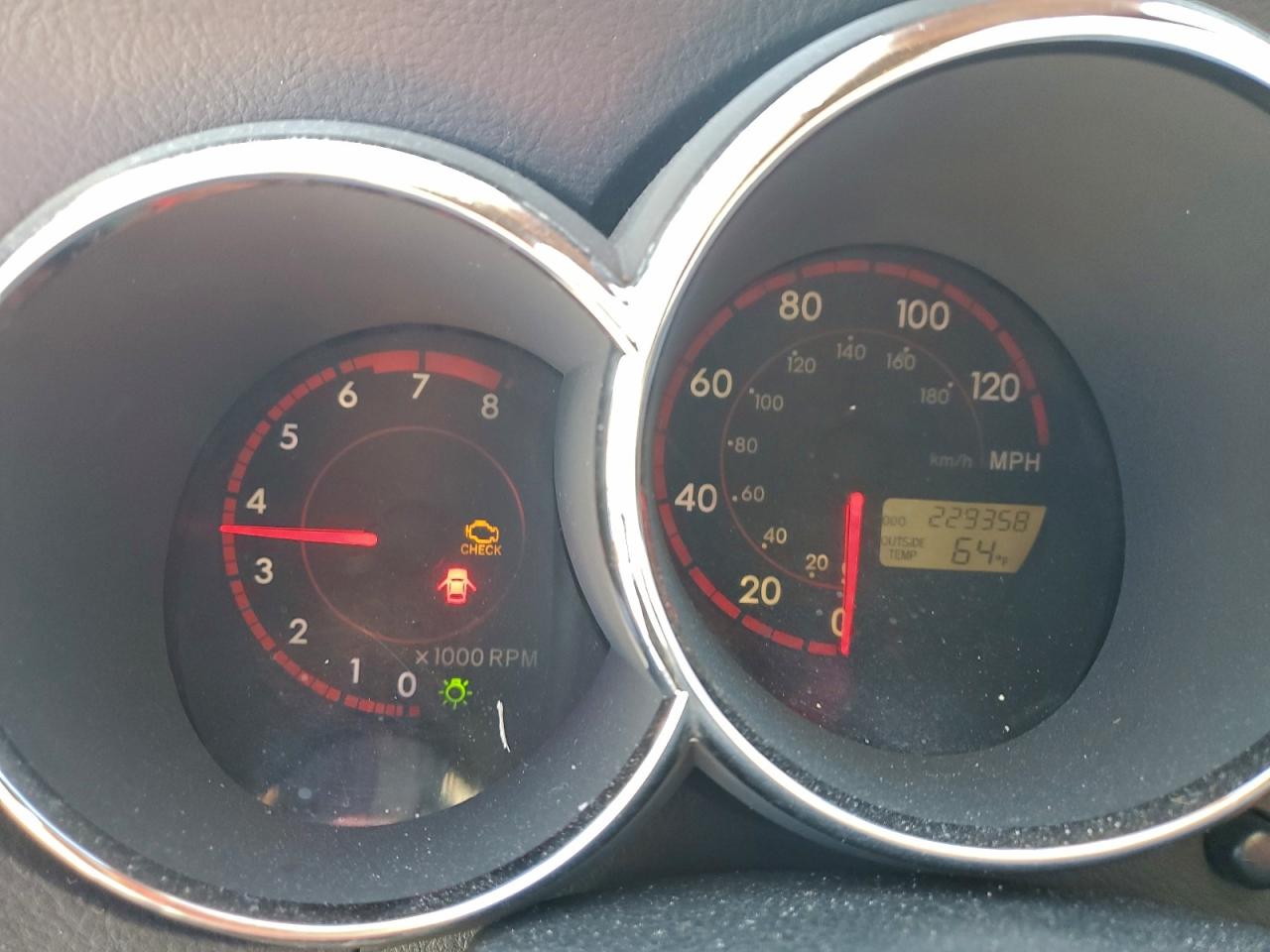 2004 TOYOTA COROLLA MATRIX XR photo 9