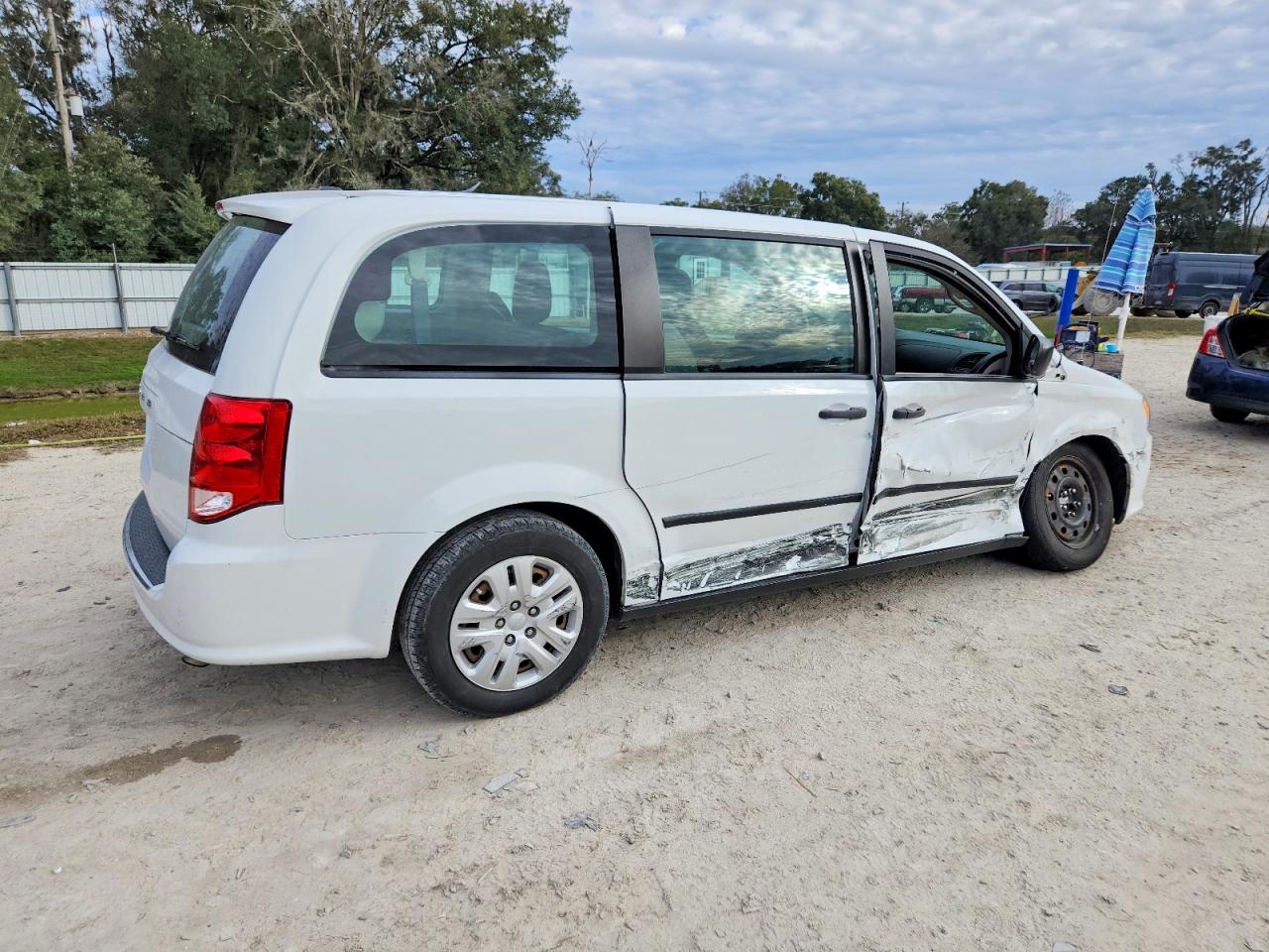 2015 DODGE GRAND CARAVAN SE photo 3
