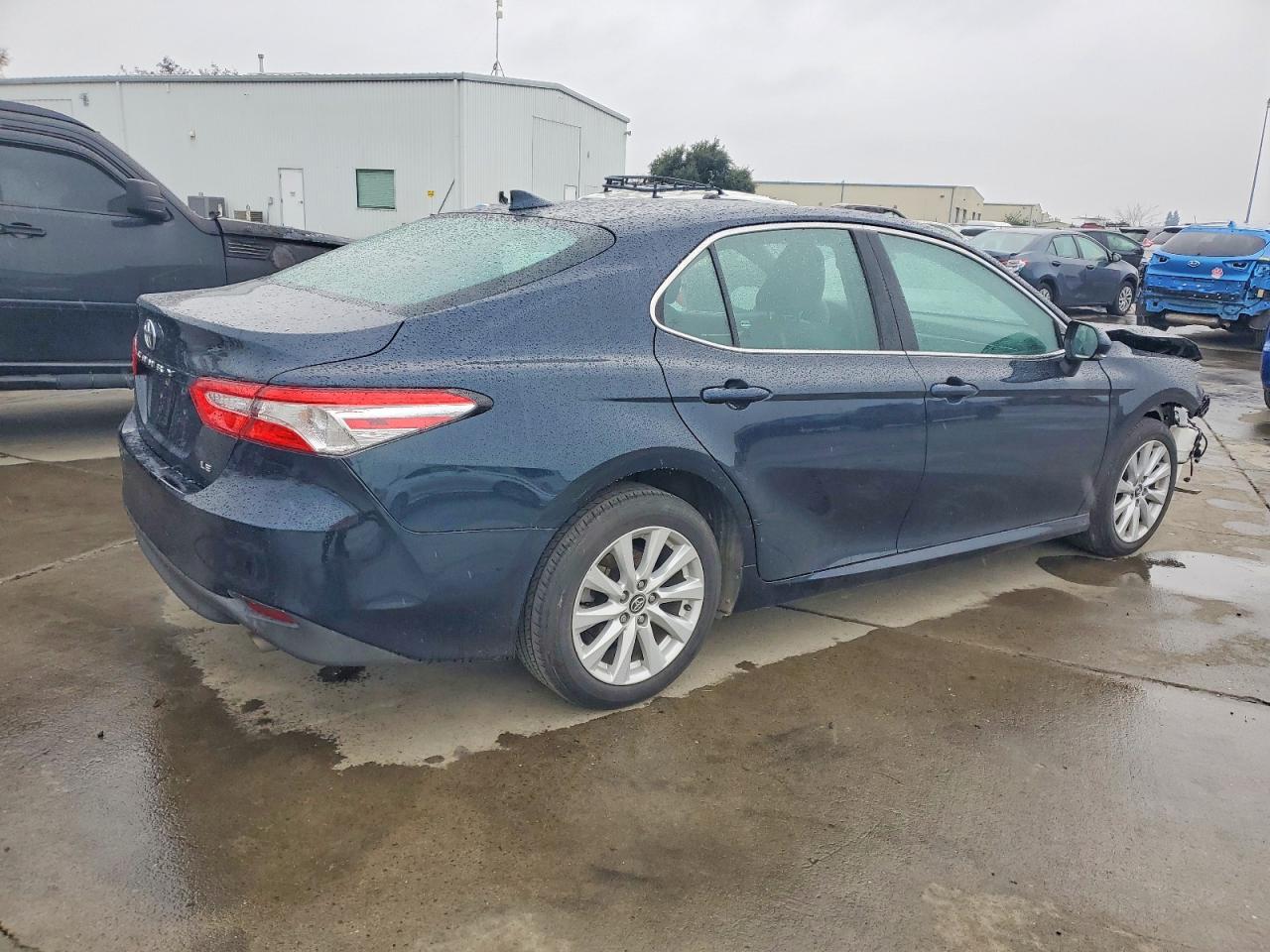 2020 TOYOTA CAMRY LE photo 3