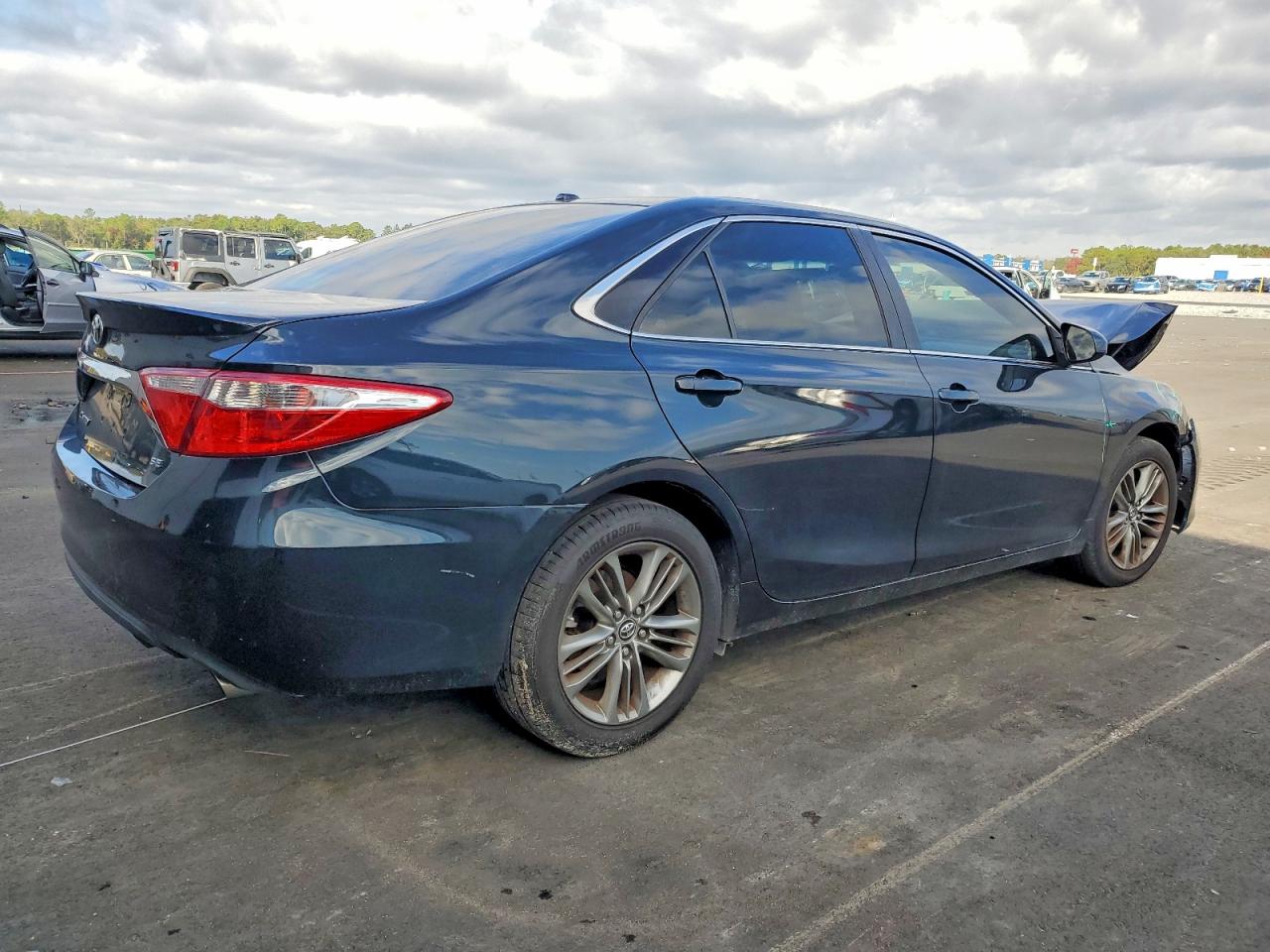 2015 TOYOTA CAMRY LE photo 3