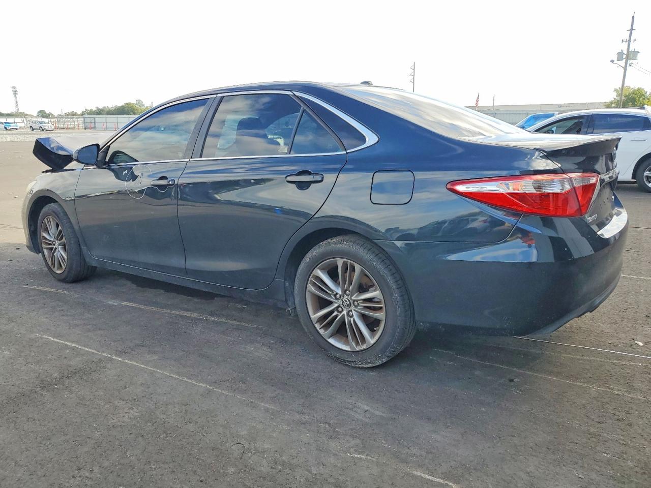 2015 TOYOTA CAMRY LE photo 2