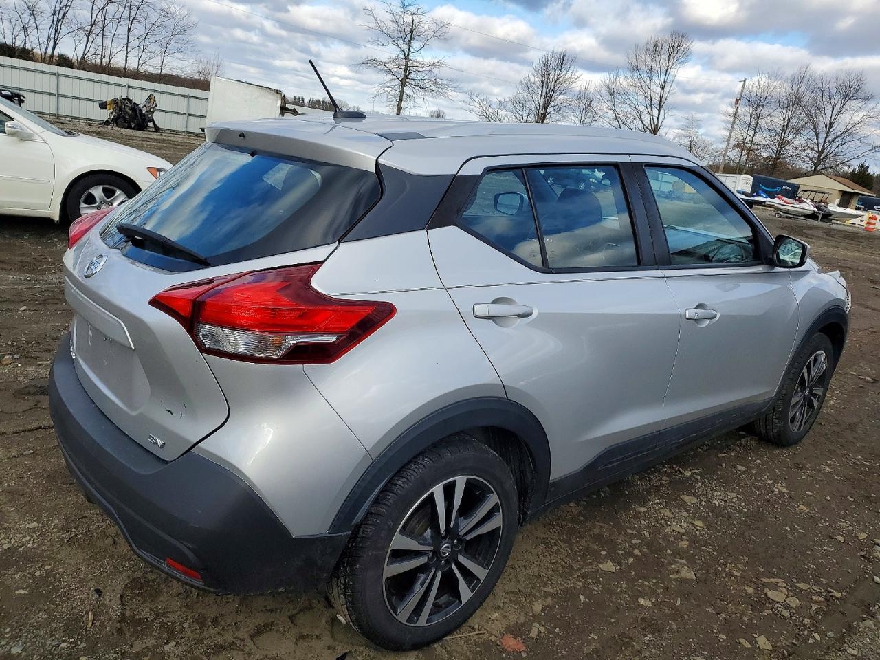2019 NISSAN KICKS S photo 3