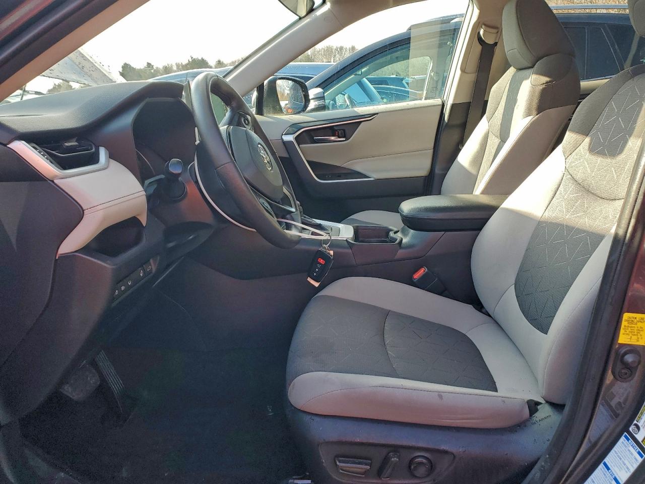 2021 TOYOTA RAV4 XLE photo 7