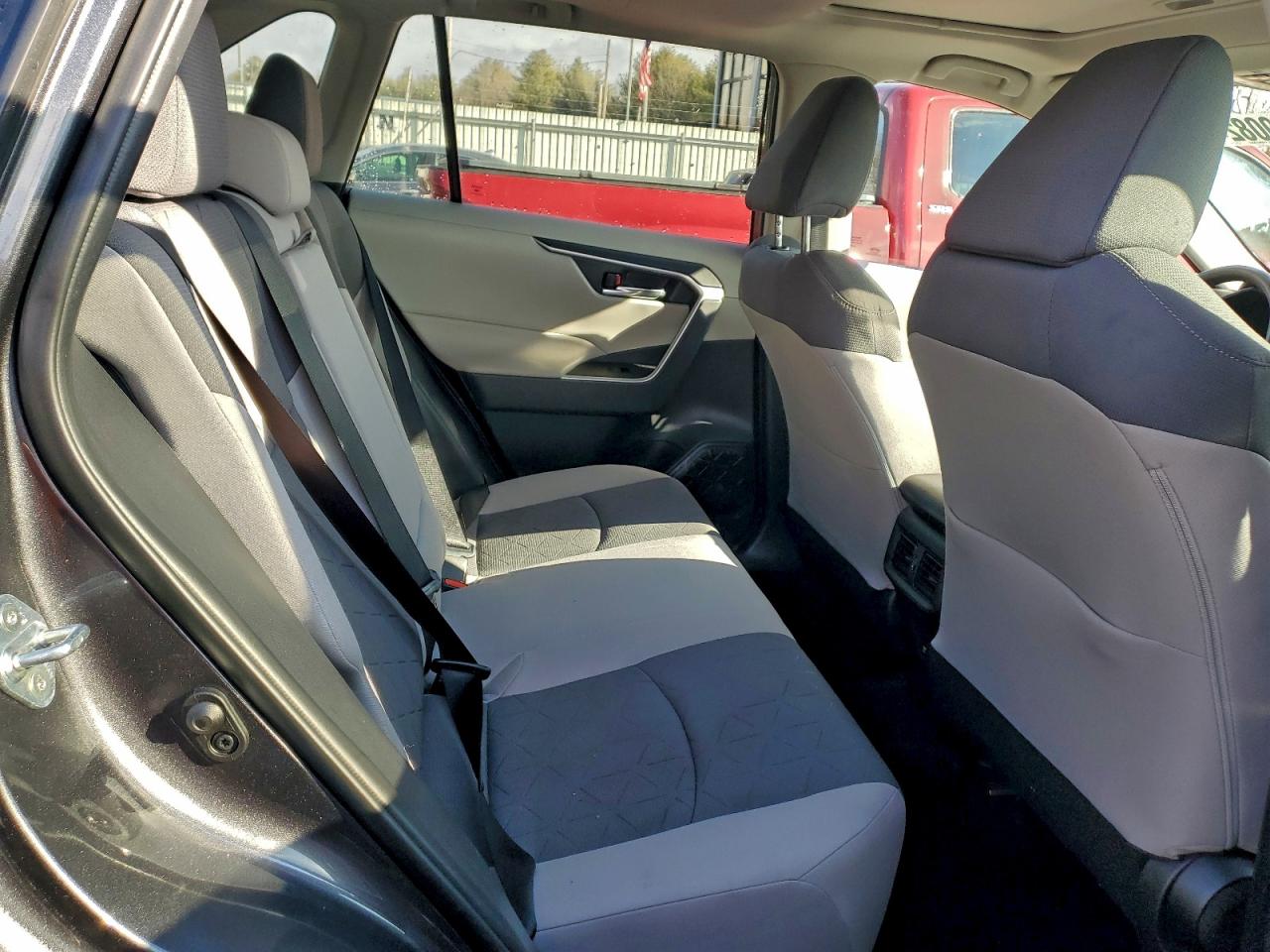 2021 TOYOTA RAV4 XLE photo 11