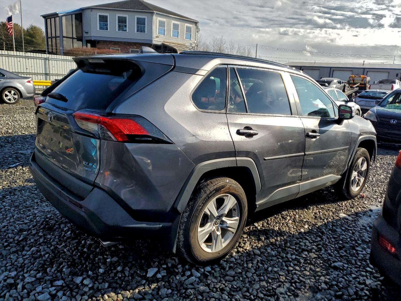 2021 TOYOTA RAV4 XLE photo 3
