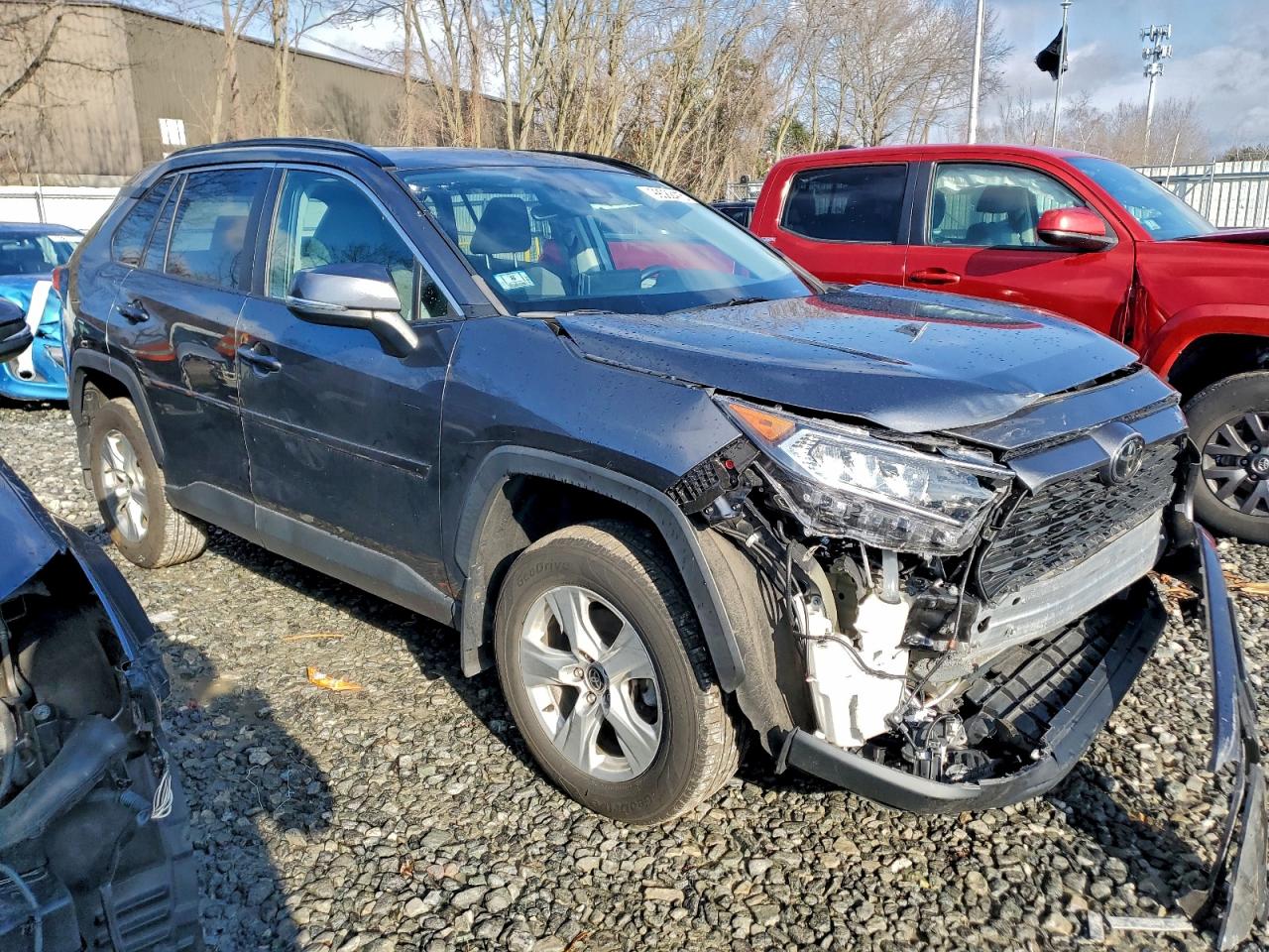 2021 TOYOTA RAV4 XLE photo 4