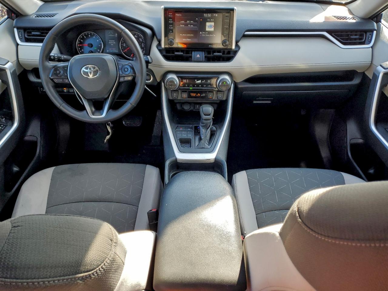 2021 TOYOTA RAV4 XLE photo 8