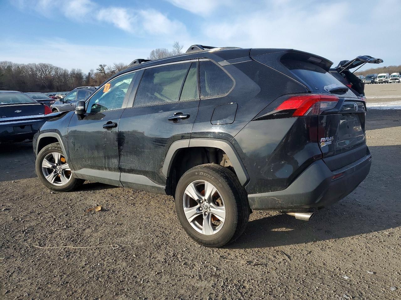 2022 TOYOTA RAV4 XLE photo 2