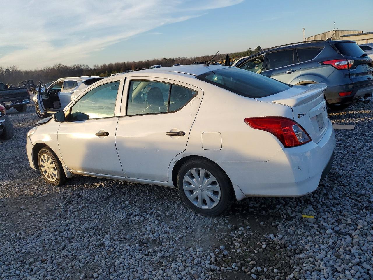 2019 NISSAN VERSA S photo 2