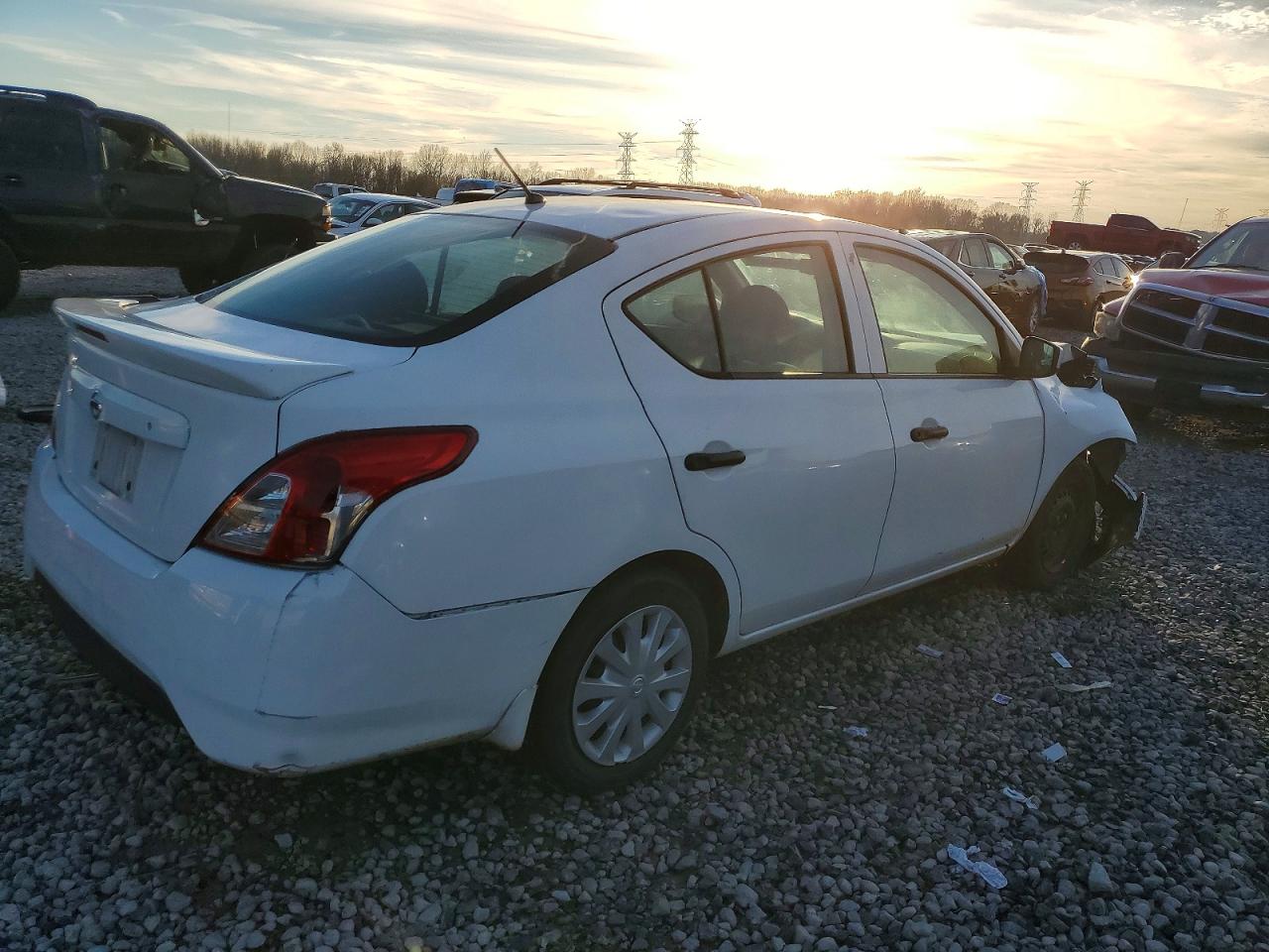 2019 NISSAN VERSA S photo 3