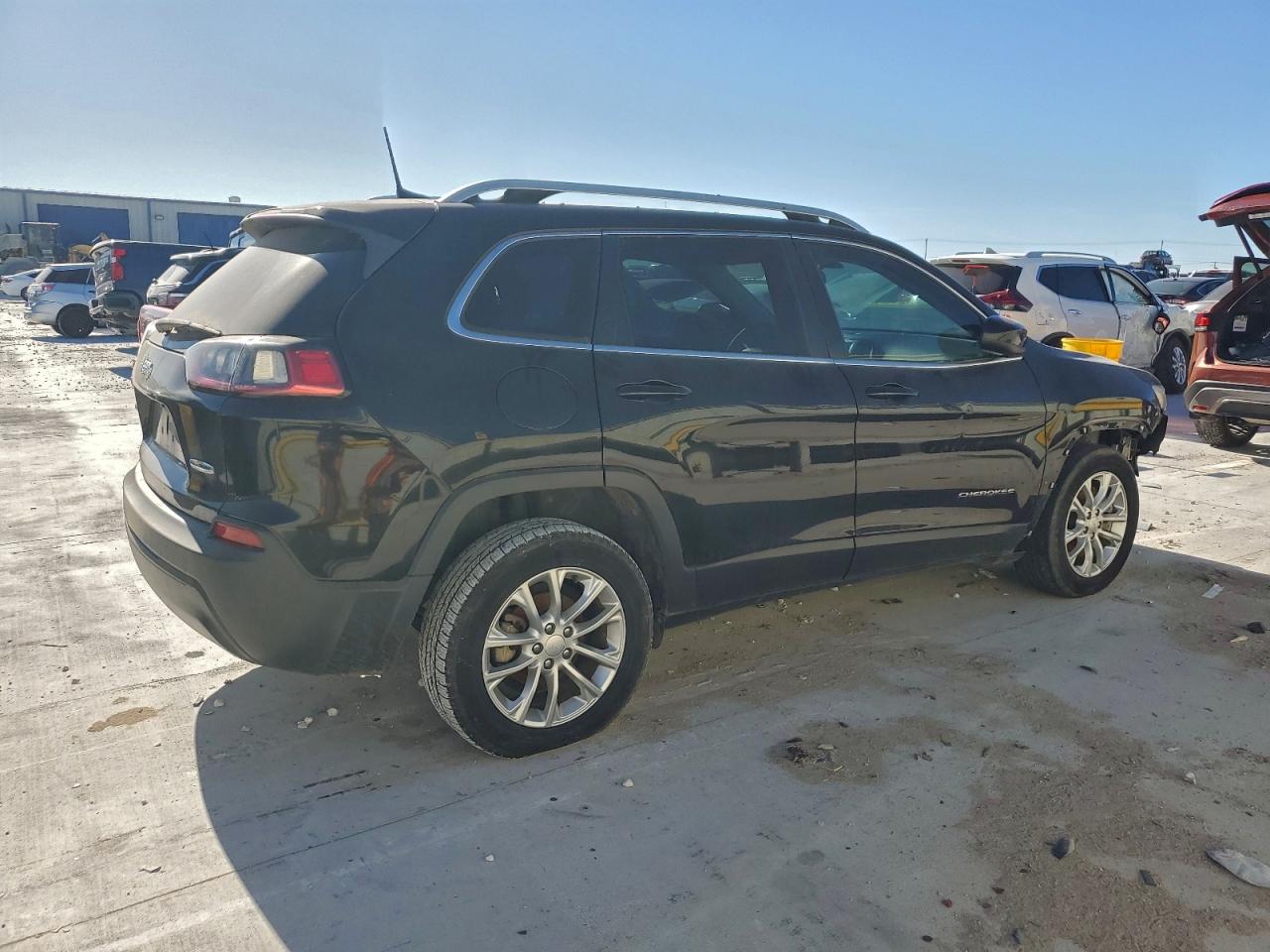 2019 JEEP CHEROKEE LATITUDE photo 3