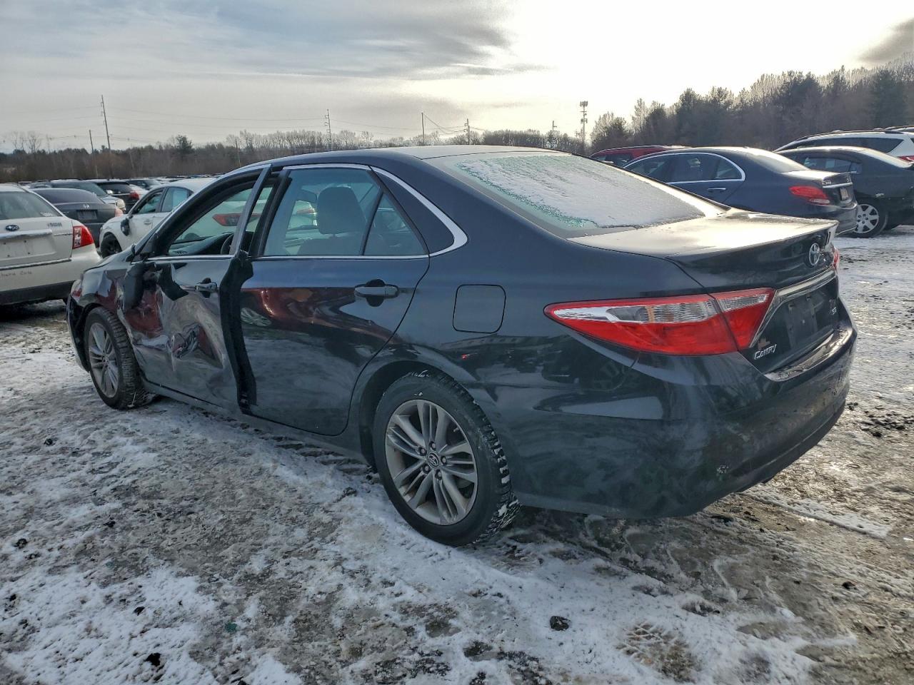 2015 TOYOTA CAMRY LE photo 2