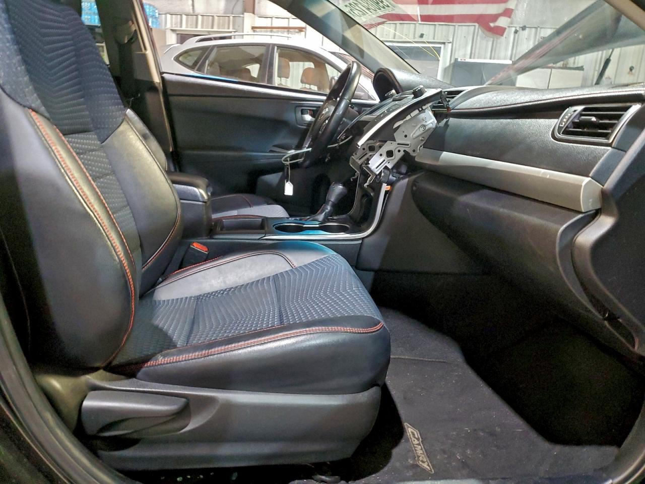 2015 TOYOTA CAMRY LE photo 7