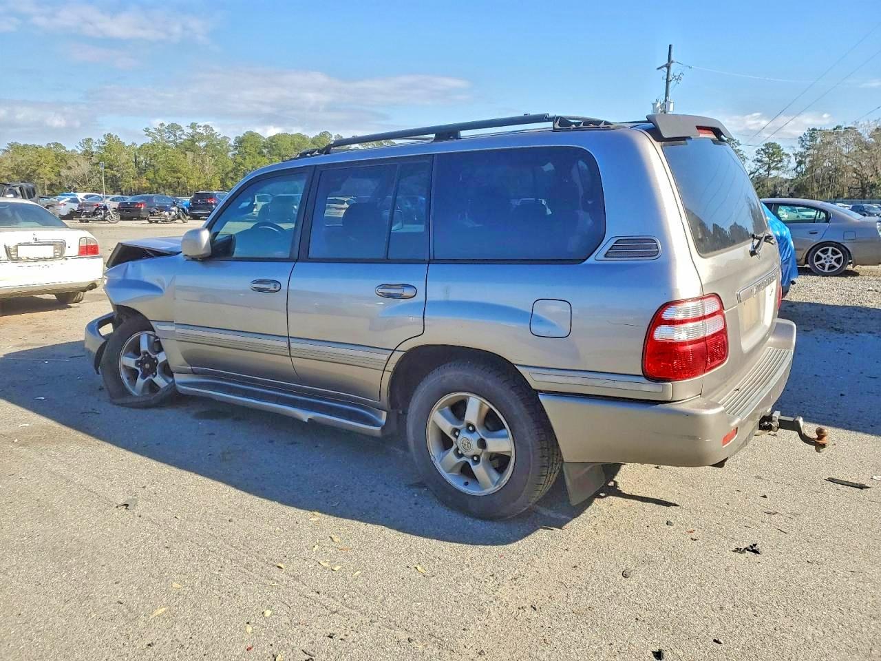 2004 TOYOTA LAND CRUISER photo 2