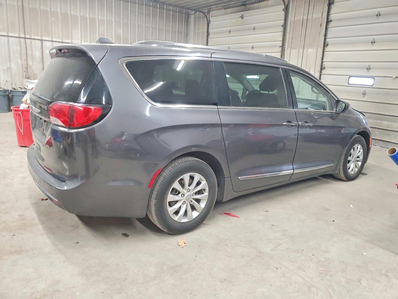 2019 CHRYSLER PACIFICA TOURING L photo 3