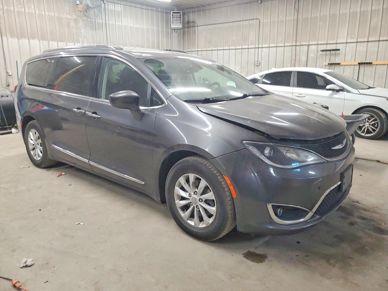2019 CHRYSLER PACIFICA TOURING L photo 4