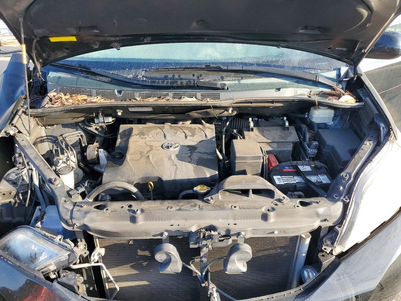 2013 TOYOTA SIENNA LE photo 12