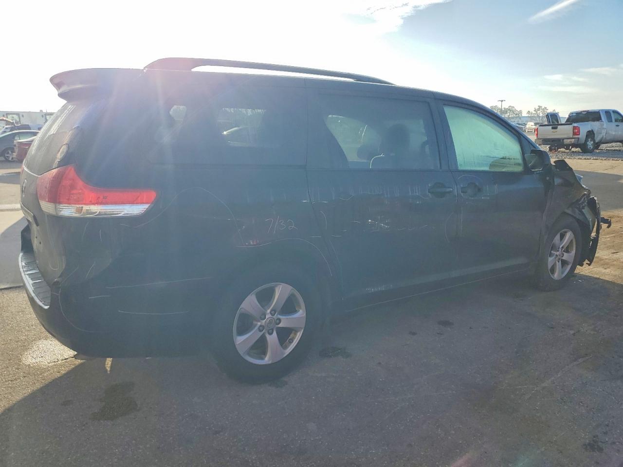 2013 TOYOTA SIENNA LE photo 3