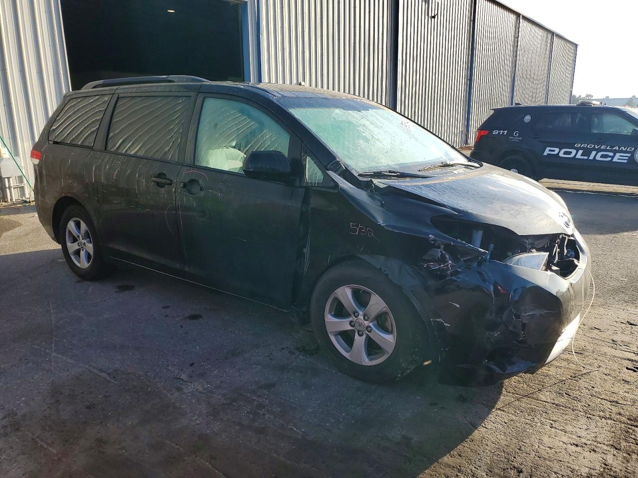 2013 TOYOTA SIENNA LE photo 4