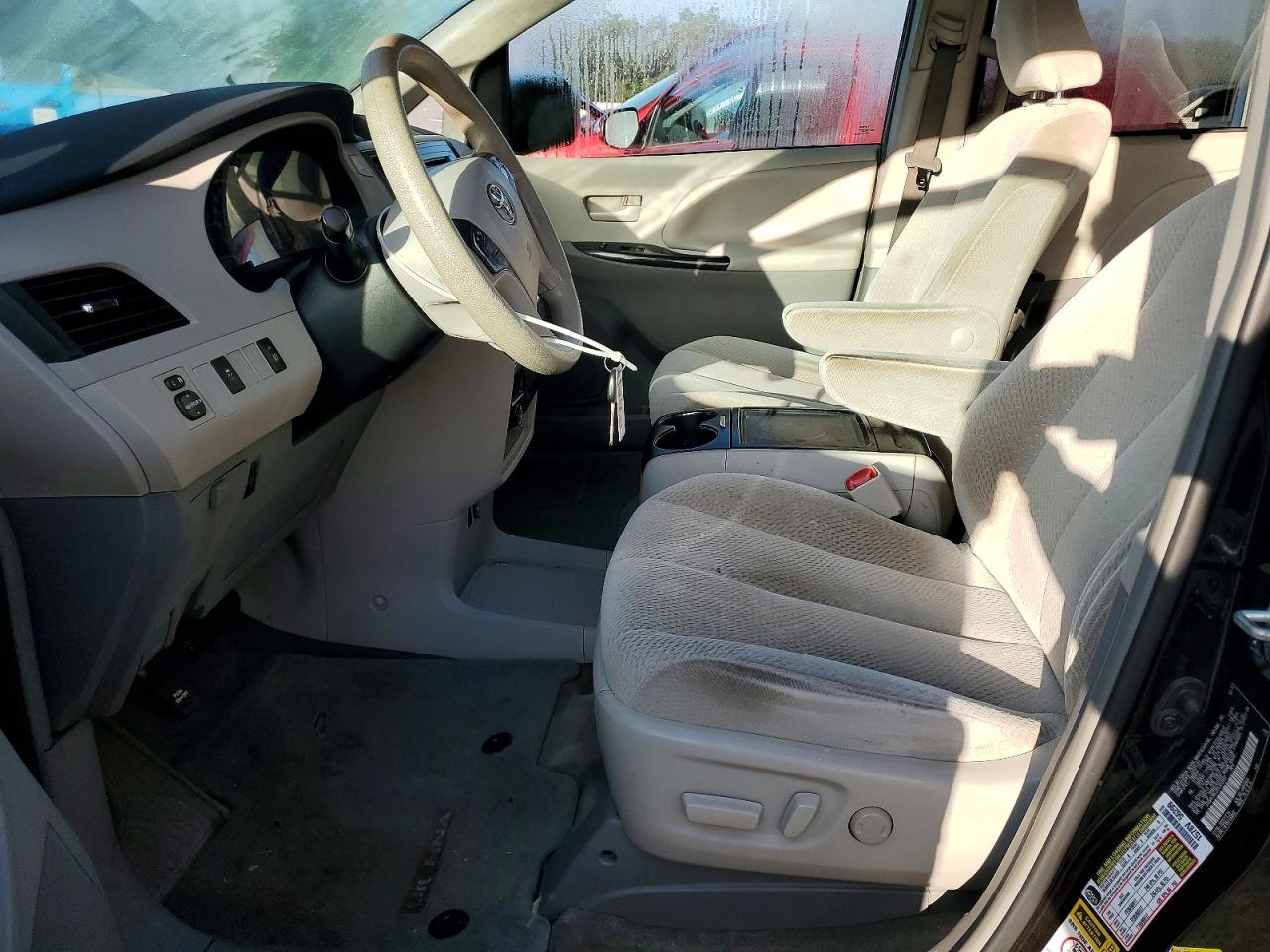 2013 TOYOTA SIENNA LE photo 7