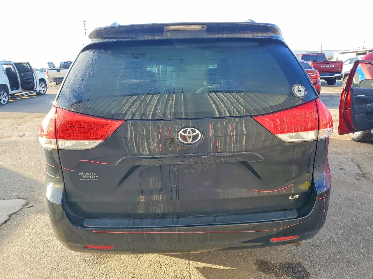 2013 TOYOTA SIENNA LE photo 6