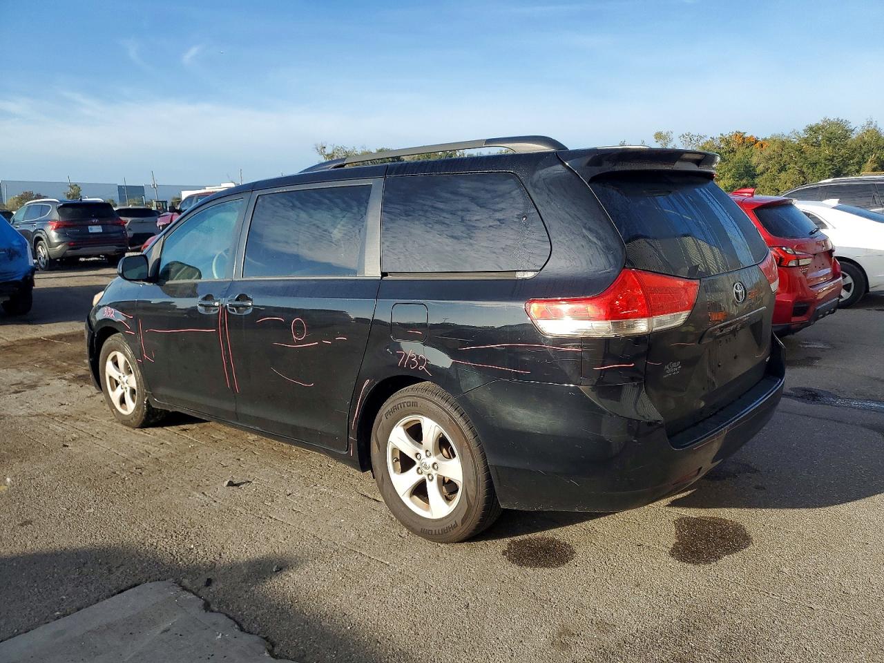 2013 TOYOTA SIENNA LE photo 2