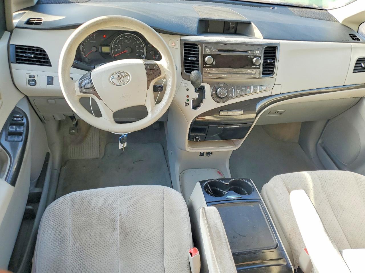 2013 TOYOTA SIENNA LE photo 8