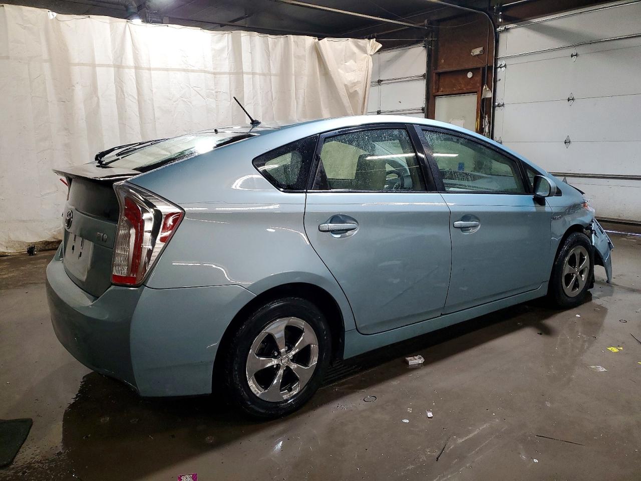 2015 TOYOTA PRIUS photo 3