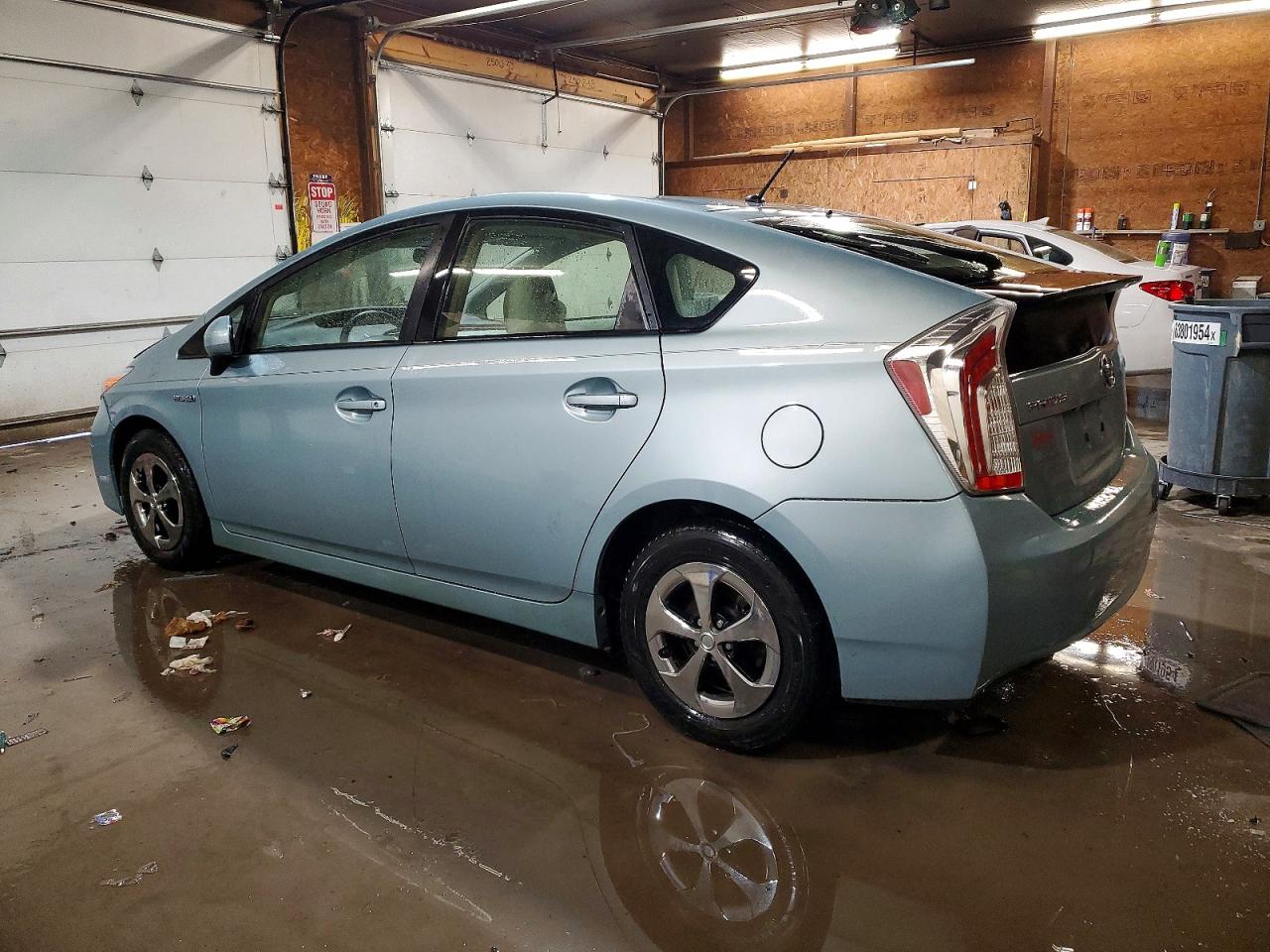 2015 TOYOTA PRIUS photo 2