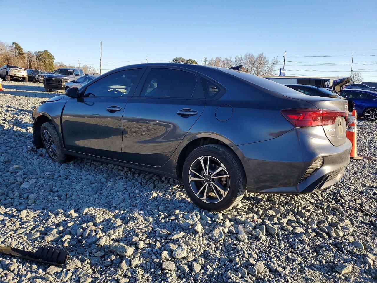 2023 KIA FORTE LX photo 3