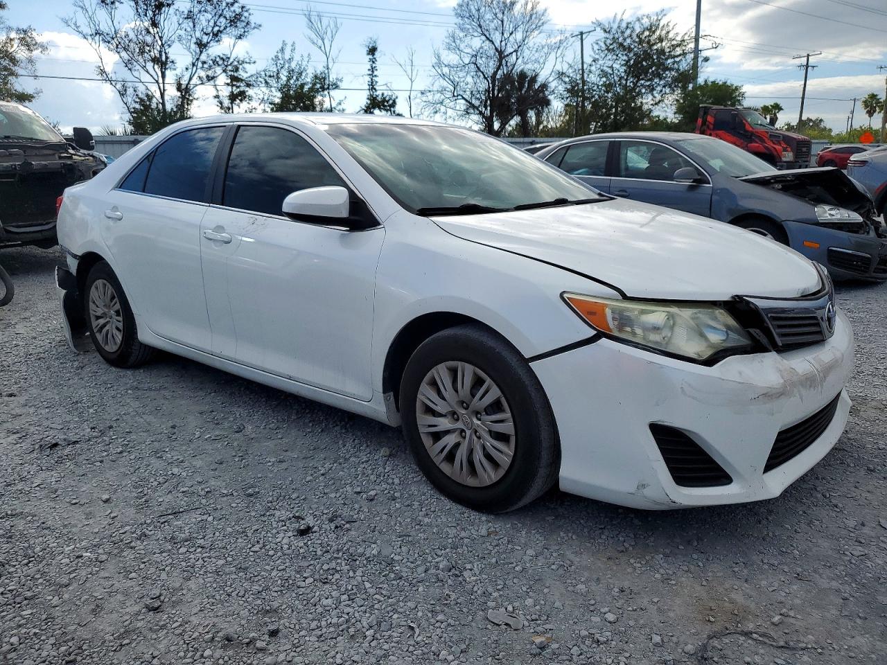 2014 TOYOTA CAMRY L photo 4