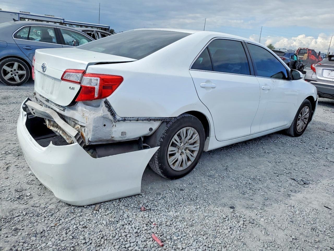 2014 TOYOTA CAMRY L photo 3