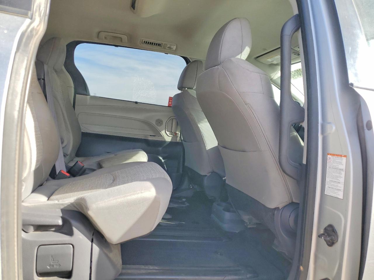 2021 TOYOTA SIENNA LE photo 11