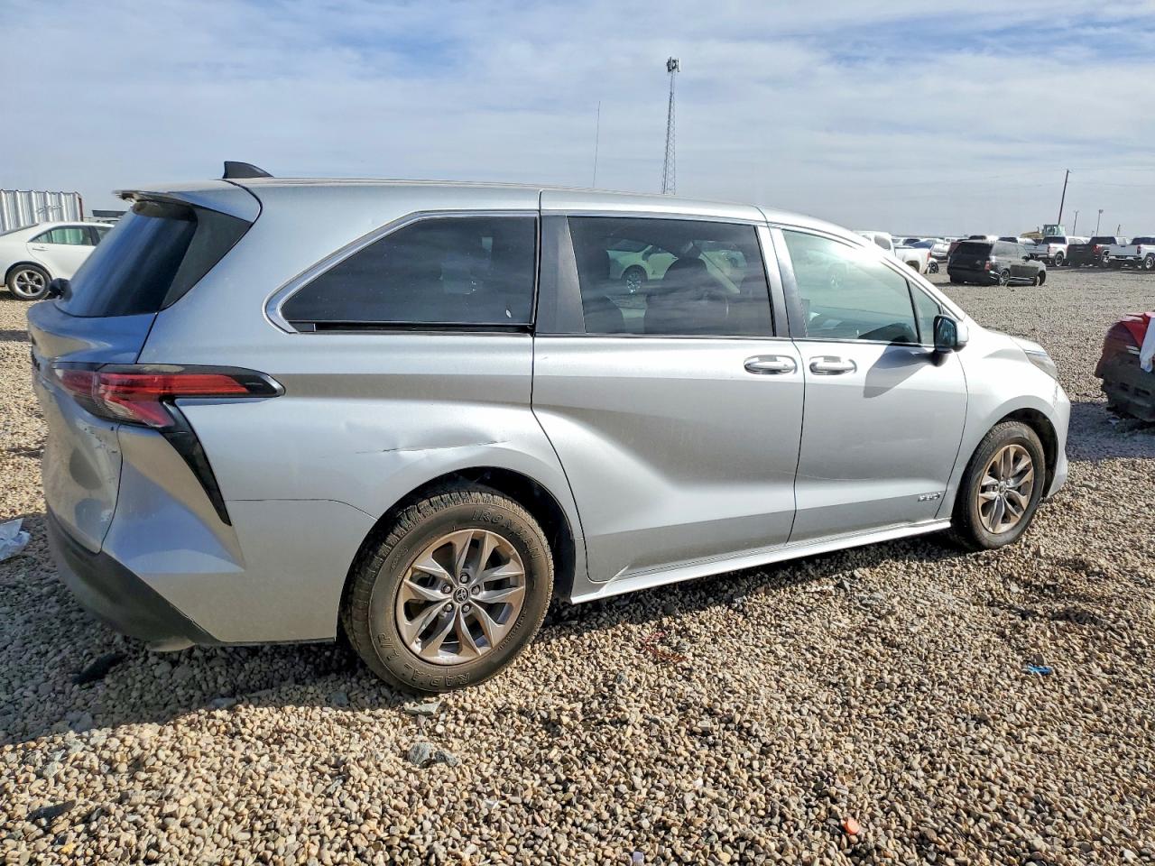 2021 TOYOTA SIENNA LE photo 3
