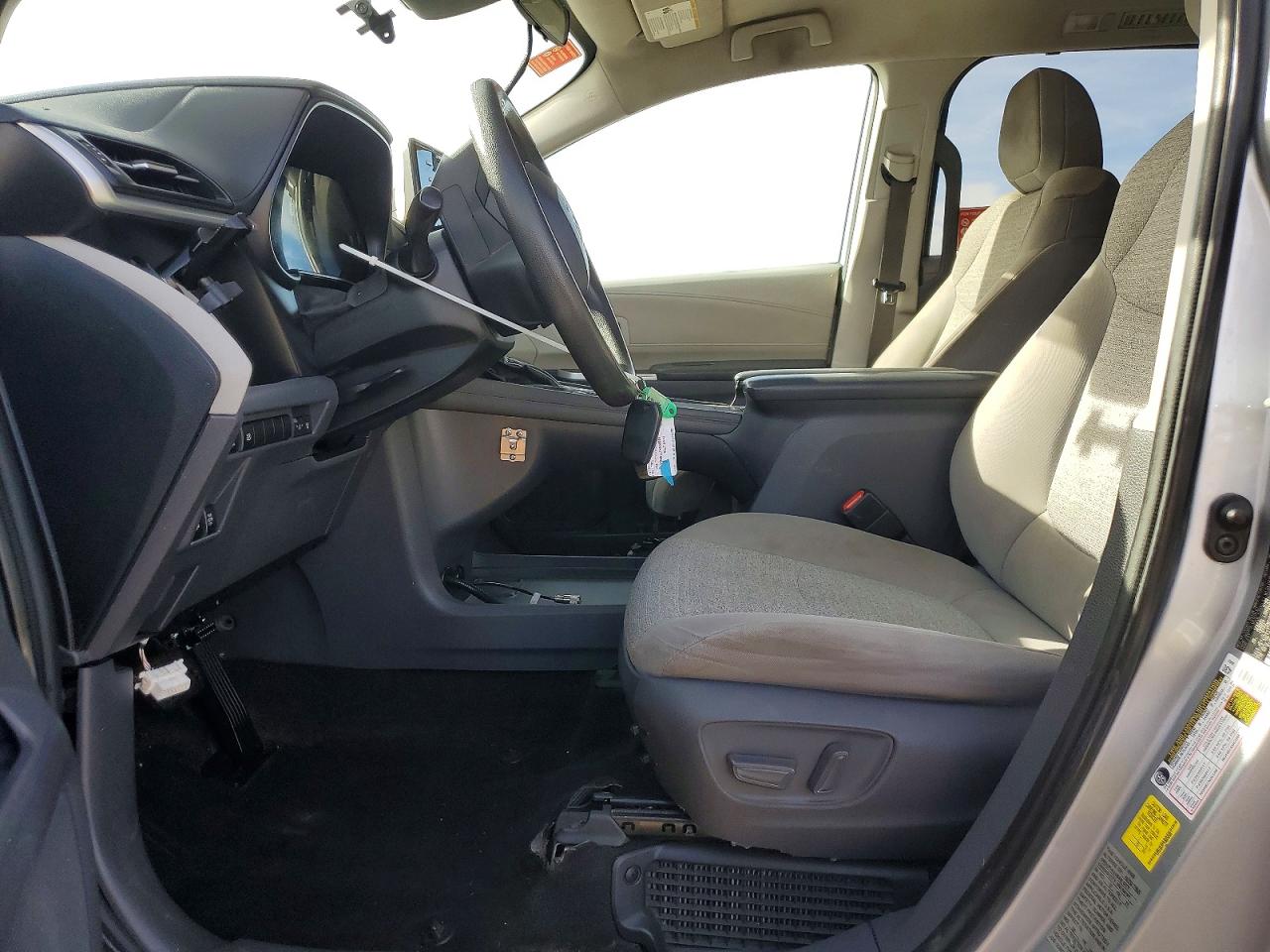 2021 TOYOTA SIENNA LE photo 7