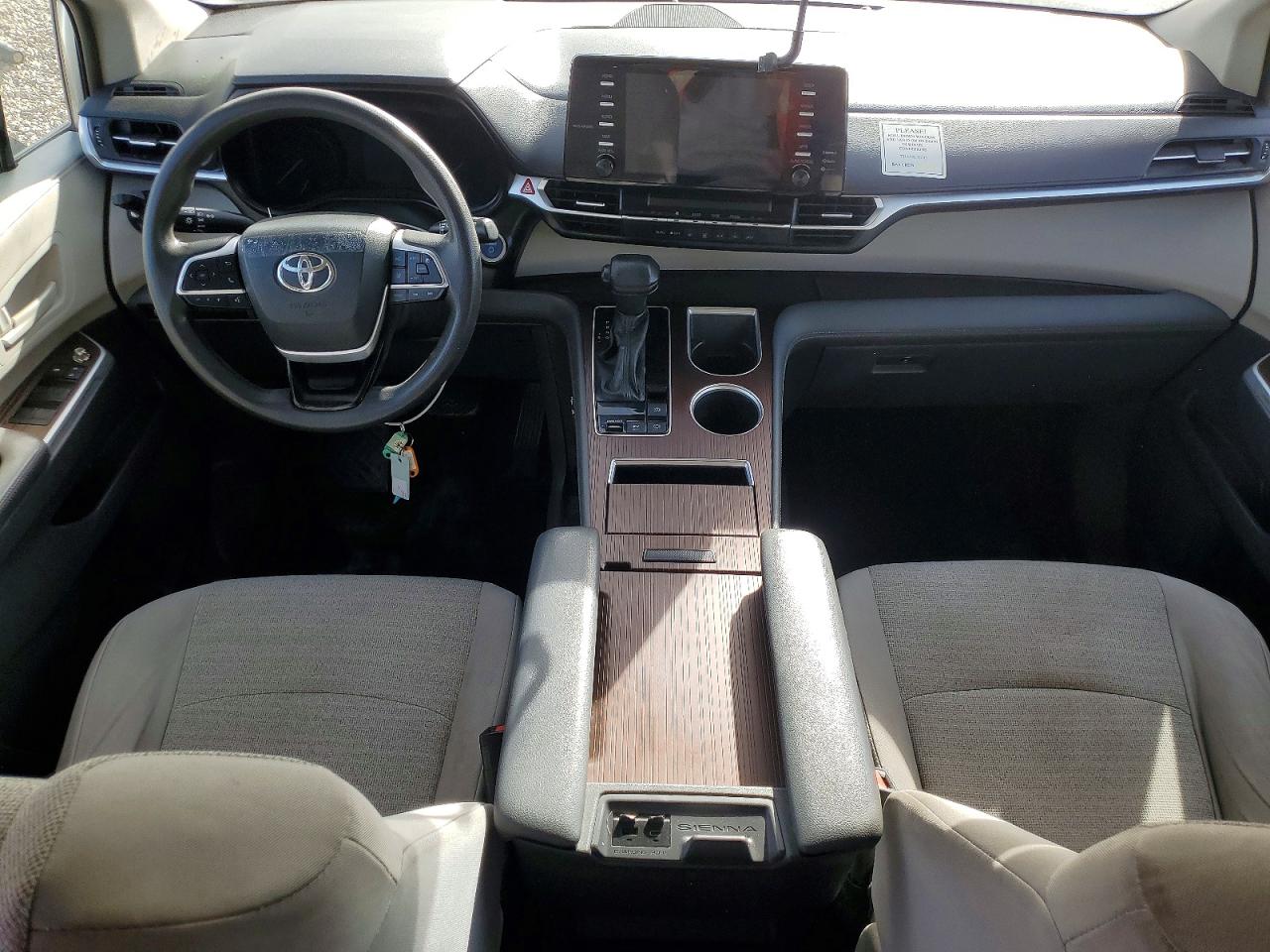 2021 TOYOTA SIENNA LE photo 8