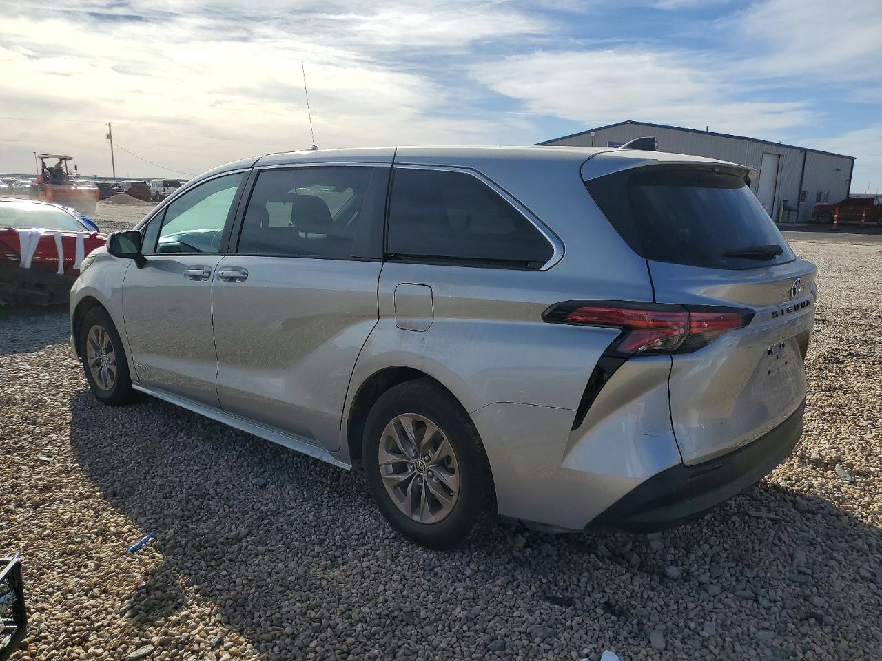 2021 TOYOTA SIENNA LE photo 2