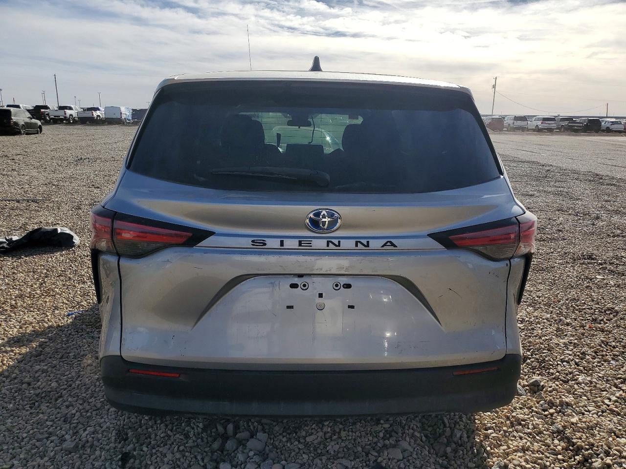 2021 TOYOTA SIENNA LE photo 6