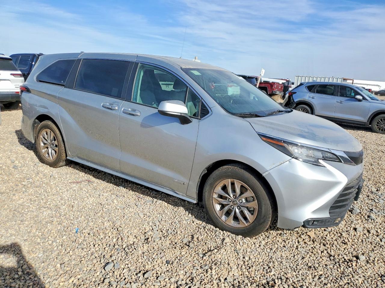 2021 TOYOTA SIENNA LE photo 4