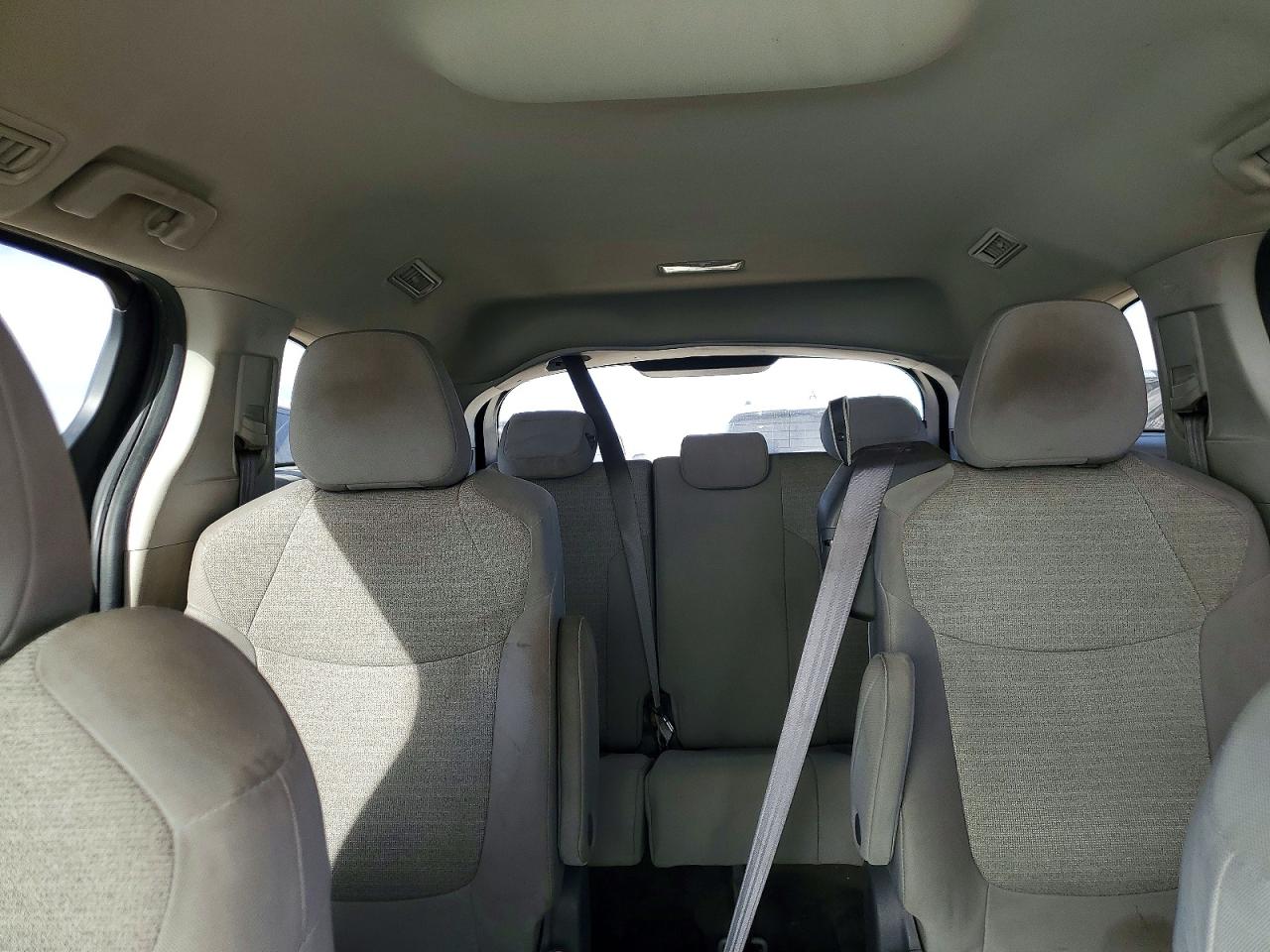 2021 TOYOTA SIENNA LE photo 10