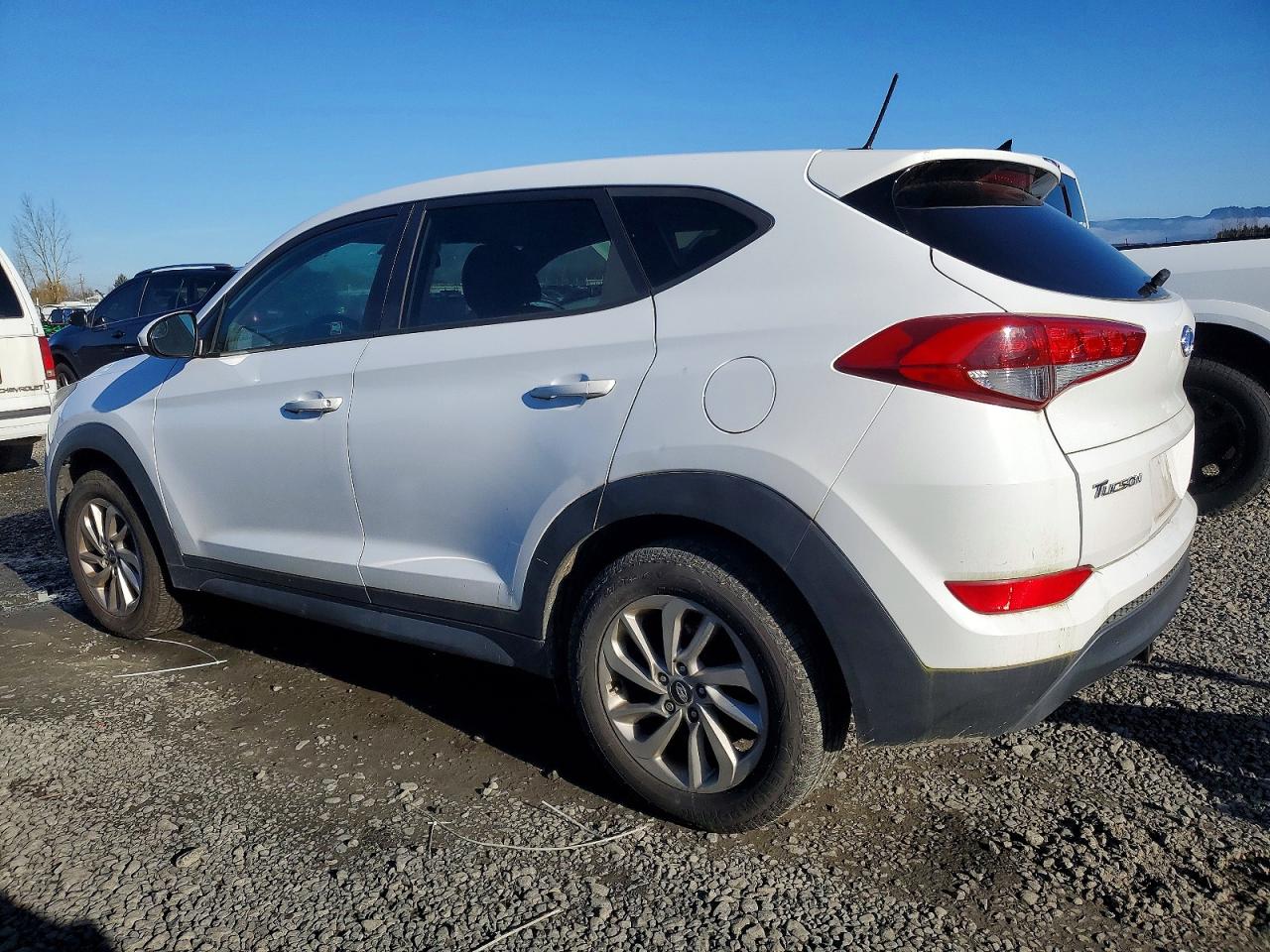 2016 HYUNDAI TUCSON SE photo 2