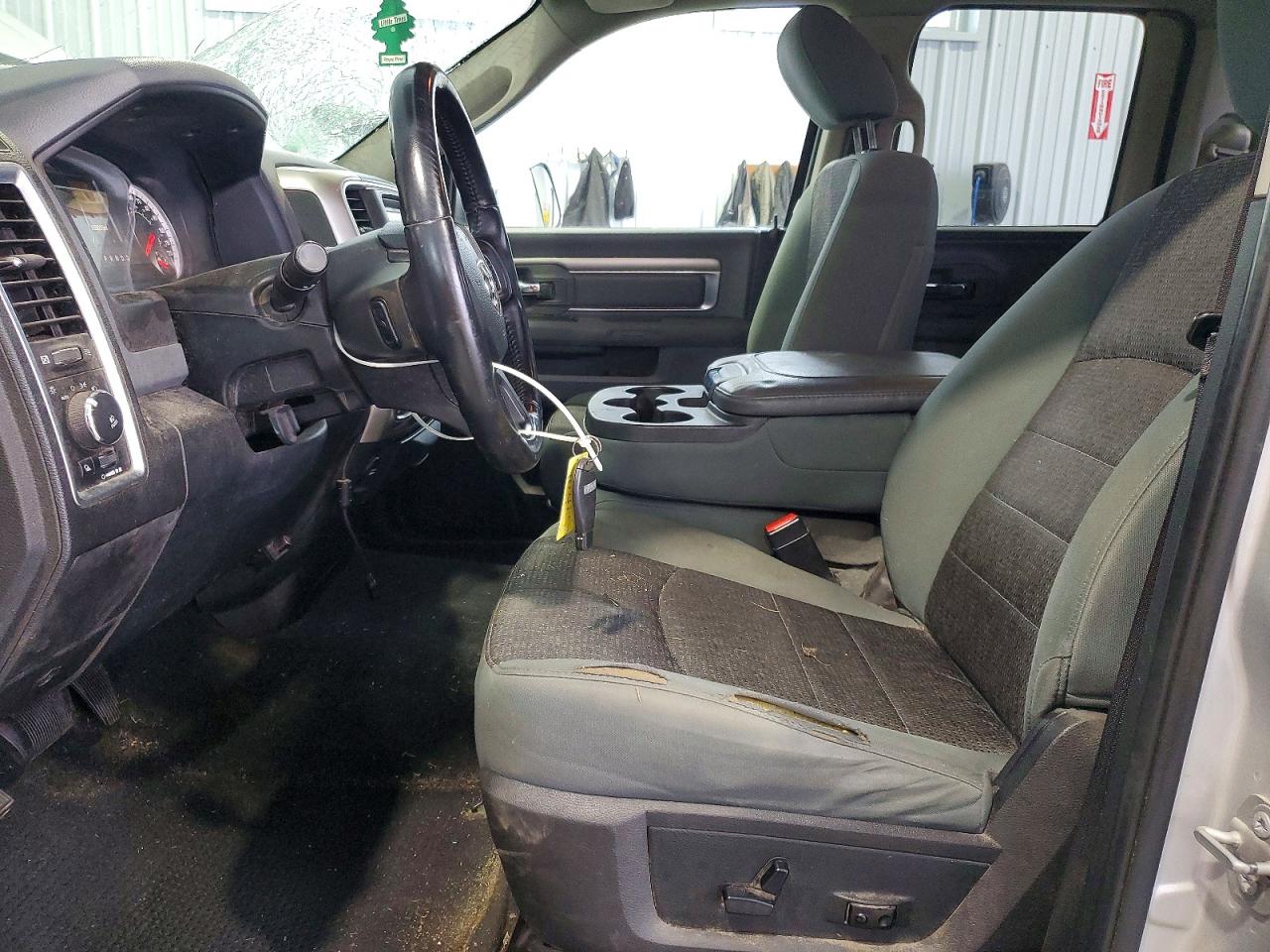 2016 RAM 1500 SLT photo 7