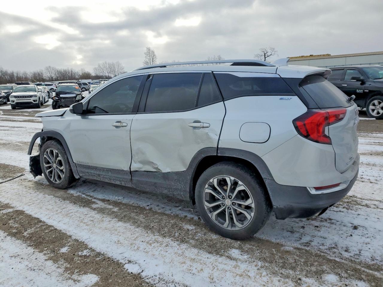2020 GMC TERRAIN SLT photo 2